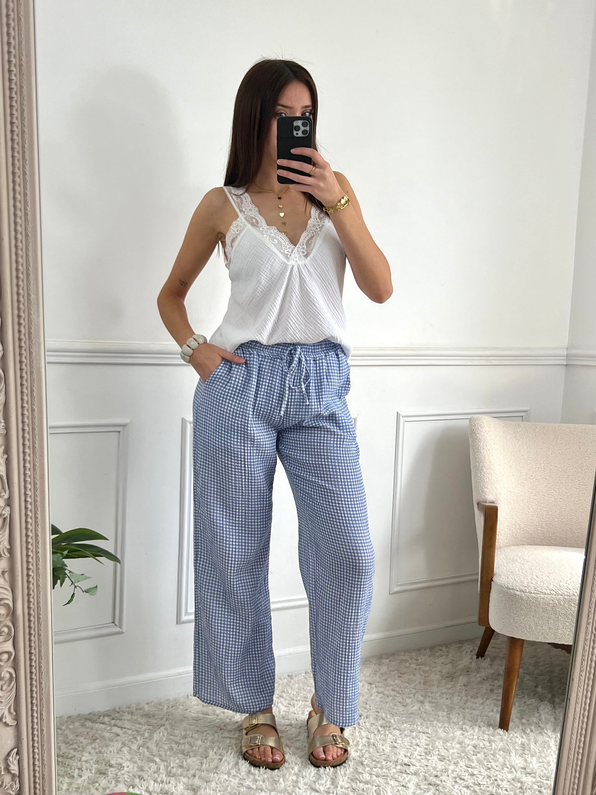 Vivez la vie en grand avec le pantalon bleu vichy Deborah ! Fabriqué en gaze de coton pour un confort absolu, ce pantalon large à motif vichy apportera une touche de légèreté à votre tenue.