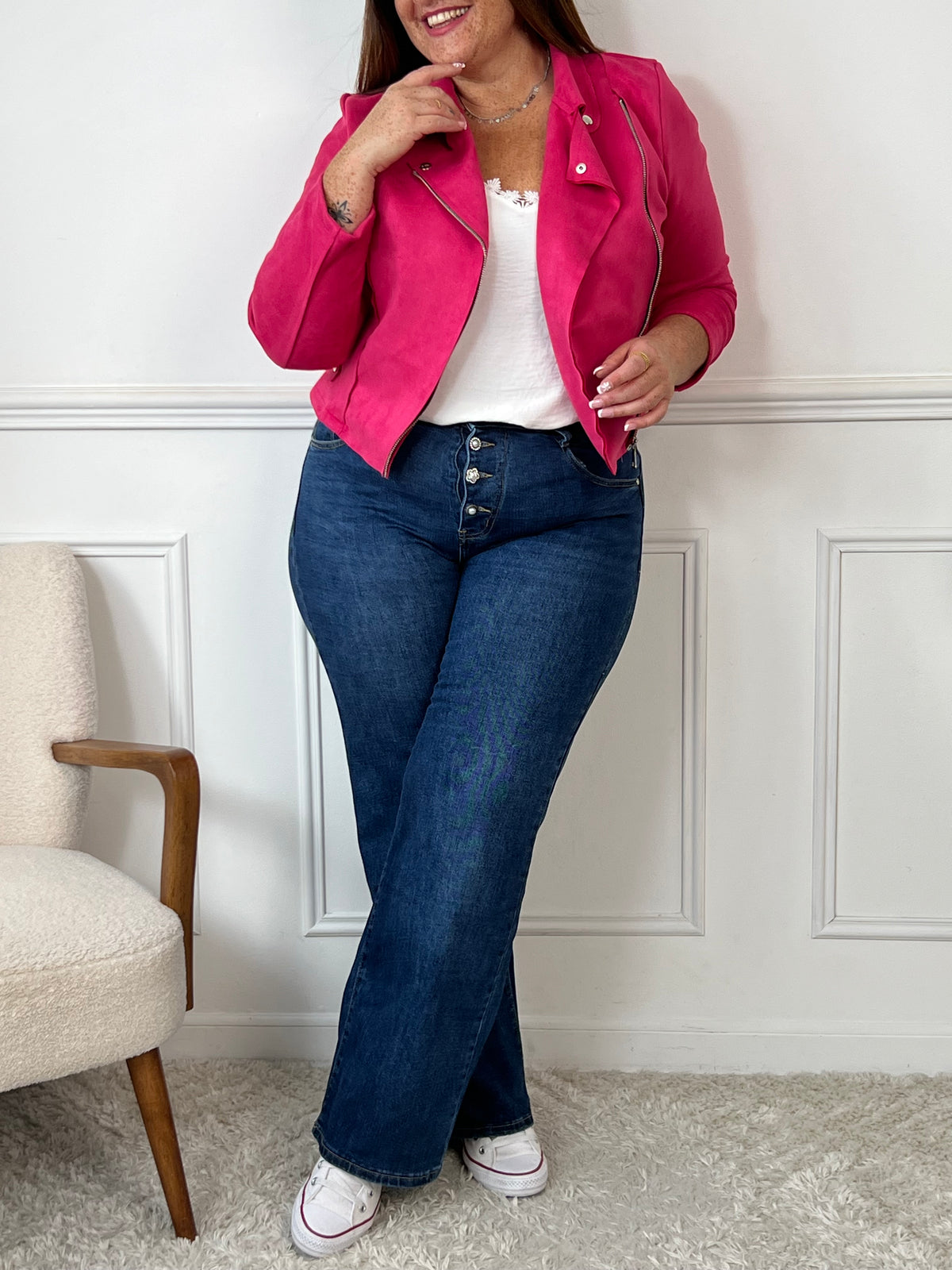 Ce perfecto fuchsia grande taille, modèle Calista, allie élégance et confort. Ses manches longues et son col revers apportent une touche classique, tandis que la fermeture éclair et les boutons argentés ajoutent un détail raffiné.