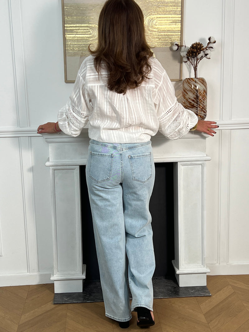 Jean bleu clair pour femme au style moderne et confortable, idéal pour un look tendance au quotidien. Ce modèle est doté de deux poches à l’avant et à l’arrière, de passants pour ceinture, ainsi que d’une fermeture éclair et d’un bouton pratique. Les détails tressés sur le devant apportent une touche originale et élégante à ce jean bleu incontournable.