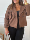 Veste grande taille Athenais, coupe courte et droite avec manches longues et col à revers. Doublée pour plus de confort, sans poches. Fermeture par boutons. Élégante en marron, elle allie simplicité et fonctionnalité.