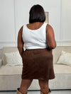 Douce et tendance, cette jupe courte marron effet daim séduit par sa texture veloutée et sa rangée de boutons sur le devant. Une pièce chic et intemporelle, parfaite pour un look automnal raffiné.