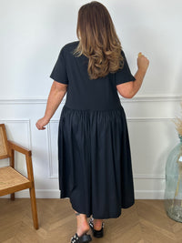 Cette robe longue noire Curve : Erena allie style et confort grâce à ses 2 matières. Parfaite pour toutes les occasions, elle vous mettra en valeur tout en vous offrant un confort optimal.