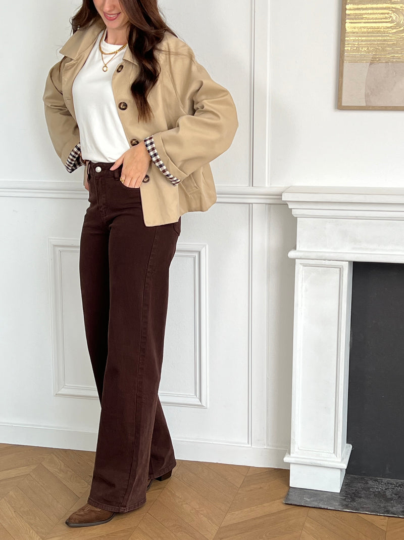 Découvrez notre trench court Eda, la pièce incontournable pour sublimer vos tenues. Confectionné en beige intemporel, ce manteau allie élégance et polyvalence.