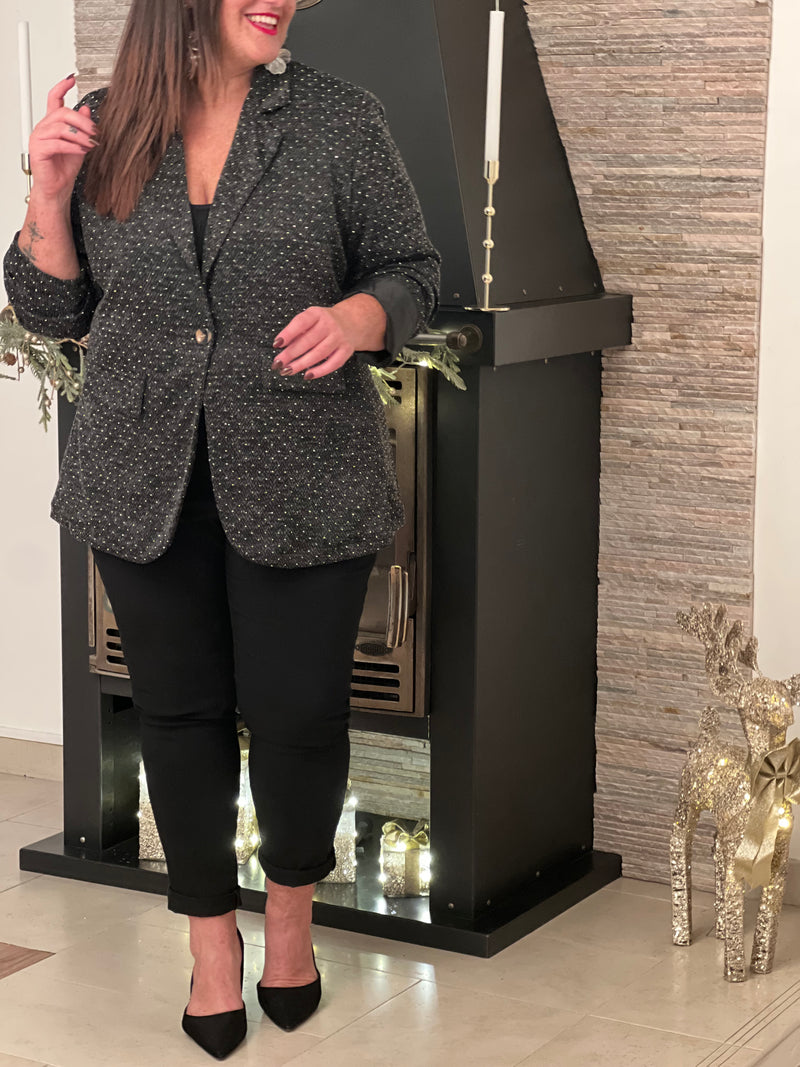 Élégant et audacieux, ce blazer gris foncé se distingue par ses strass subtils qui apportent une touche de lumière et de glamour. Une pièce sophistiquée idéale pour sublimer une tenue de jour comme de soirée.