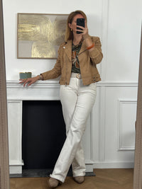 Intemporel et tendance, ce perfecto en effet daim beige séduit par sa douceur et son allure moderne. Sa coupe ajustée met en valeur la silhouette tandis que ses finitions apportent une touche élégante et décontractée à la fois. Une pièce incontournable pour sublimer toutes vos tenues, du quotidien aux occasions spéciales.
