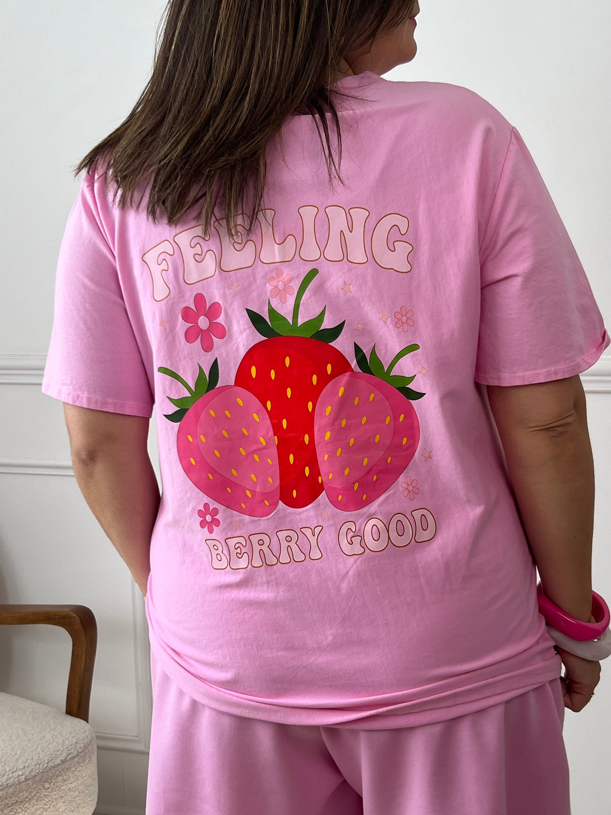 Apportez une touche de fraîcheur à votre garde-robe avec notre tee-shirt rose grande taille. Avec son motif fraise imprimé, ce tee-shirt est à la fois féminin et tendance.&nbsp;