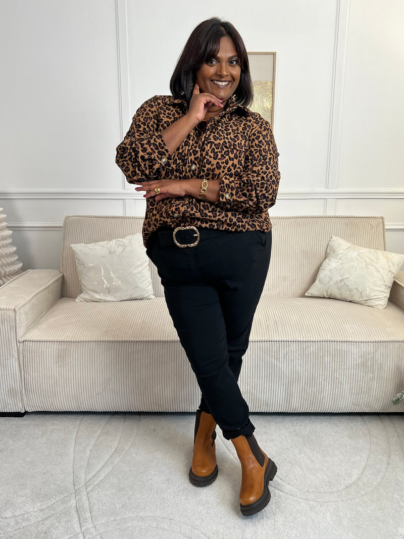 Découvrez la chemise Alda, une pièce incontournable qui allie style et confort. Avec son motif léopard captivant et son effet velours doux, elle apporte une touche d'élégance à votre garde-robe.