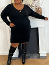 Chic et confortable, la robe pull longue noire grande taille pour femme séduit par sa coupe ample et son col V élégant. Dotée de manches longues, elle s’agrémente d’une broche en forme d’étoile sur le devant pour une touche raffinée. Un incontournable du dressing d’hiver, alliant style et confort