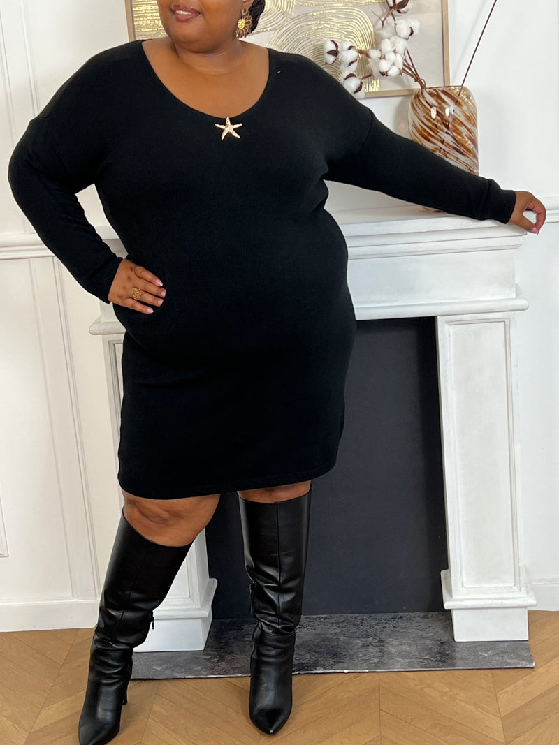 Chic et confortable, la robe pull longue noire grande taille pour femme séduit par sa coupe ample et son col V élégant. Dotée de manches longues, elle s’agrémente d’une broche en forme d’étoile sur le devant pour une touche raffinée. Un incontournable du dressing d’hiver, alliant style et confort