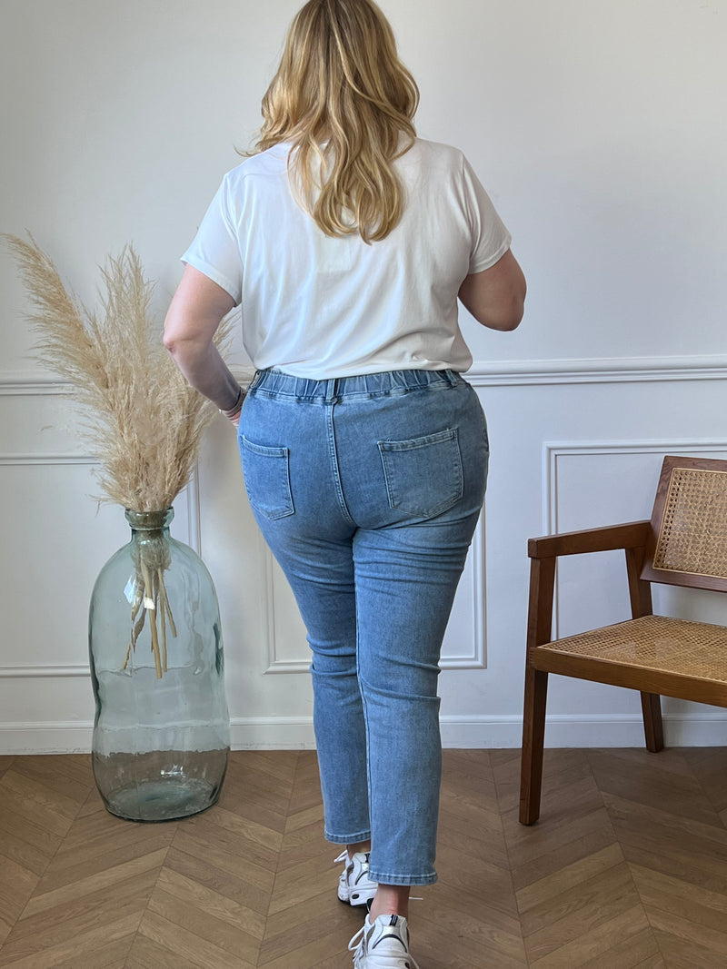 Le jean basique bleu incarne l'essence intemporelle du style décontracté. Avec sa teinte indigo classique et sa coupe polyvalente, il devient le compagnon fidèle de toute garde-robe. Confortable, durable et toujours à la mode.