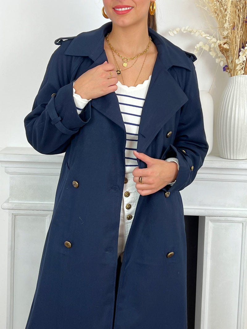 Manteau long bleu marine avec poches latérales femme Trench Manches longues Boutons le long du trench et aux manches 2 poches latérales Coupe ample Ceinture amovible à la taille et aux manches Couleur : bleu Composition : 58% Polyamide, 42% Laine, Doublure : 100% Polyester Made in P.R.C