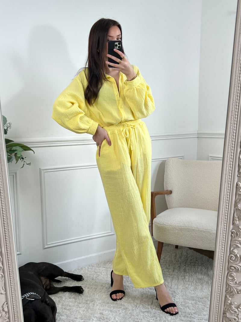Affichez votre style unique avec la chemise Jolina jaune en gaz de coton pour femme ! Avec des manches longues et un col chemise, cette chemise est à la fois chic et décontractée. Cette chemise vous offrira un confort inégalable.