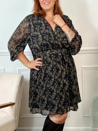 La robe courte Timy offre confort et élégance avec ses manches longues, son col cache-cœur et sa ceinture amovible. Ses motifs floraux en noir et beige donnent une touche élégante et féminine à cette pièce facile à porter au quotidien ou pour des occasions spéciales.