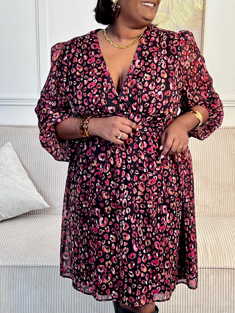 Audacieuse et pleine de charme, cette robe courte à motif léopard coloré séduit par ses tons rose et orangé. Sa coupe légère et féminine apporte une touche de pep’s et d’élégance à ton look.