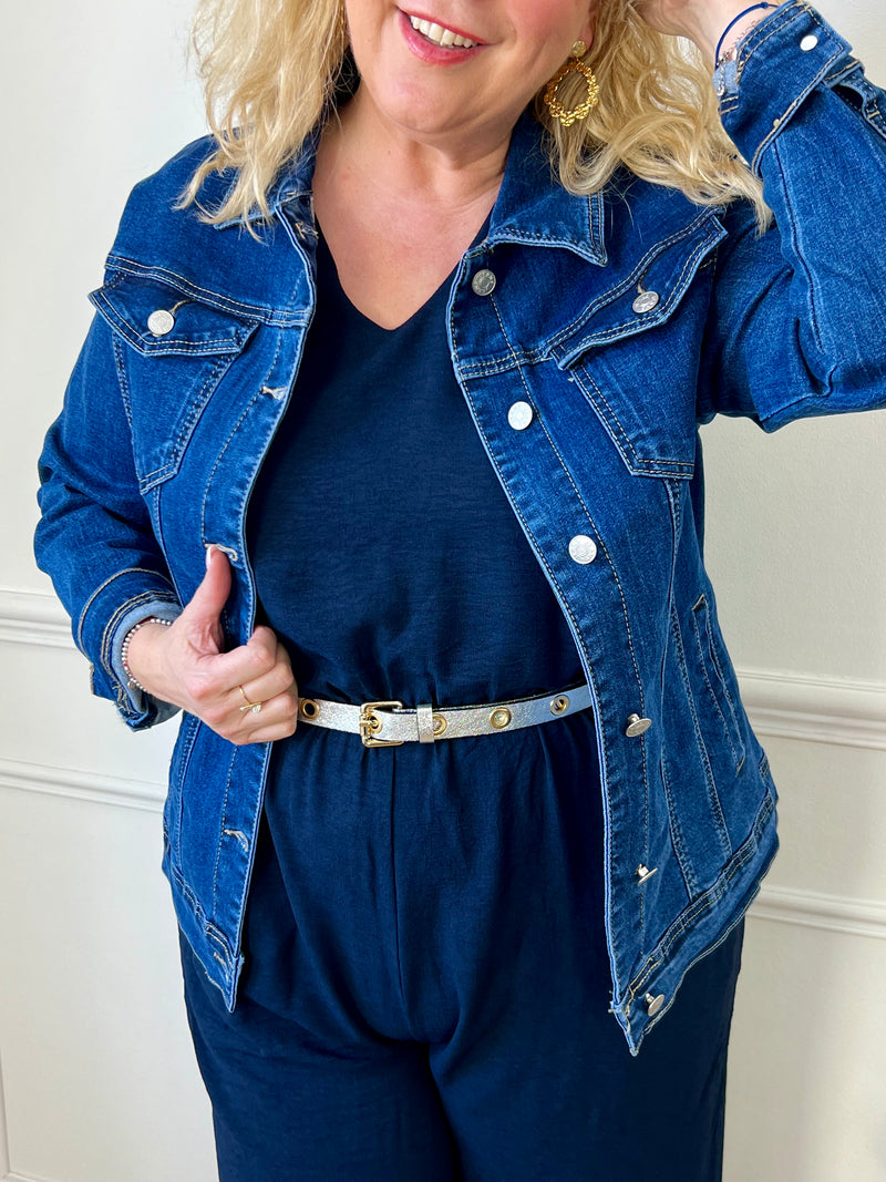 La veste Nolwen est la pièce incontournable pour votre garde-robe ! Sa coupe en jean et sa couleur bleue apportent une touche décontractée et tendance. Avec ses manches longues et ses boutons sur la longueur et aux poignets, elle vous offre un confort optimal.