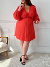 Cette robe corail grande taille est parfait pour toutes les occasions. Avec ses manches longues et son col v plongeant élastique, il offre un style élégant et confortable.&nbsp;