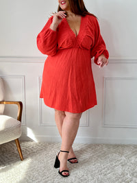 Cette robe corail grande taille est parfait pour toutes les occasions. Avec ses manches longues et son col v plongeant élastique, il offre un style élégant et confortable.&nbsp;