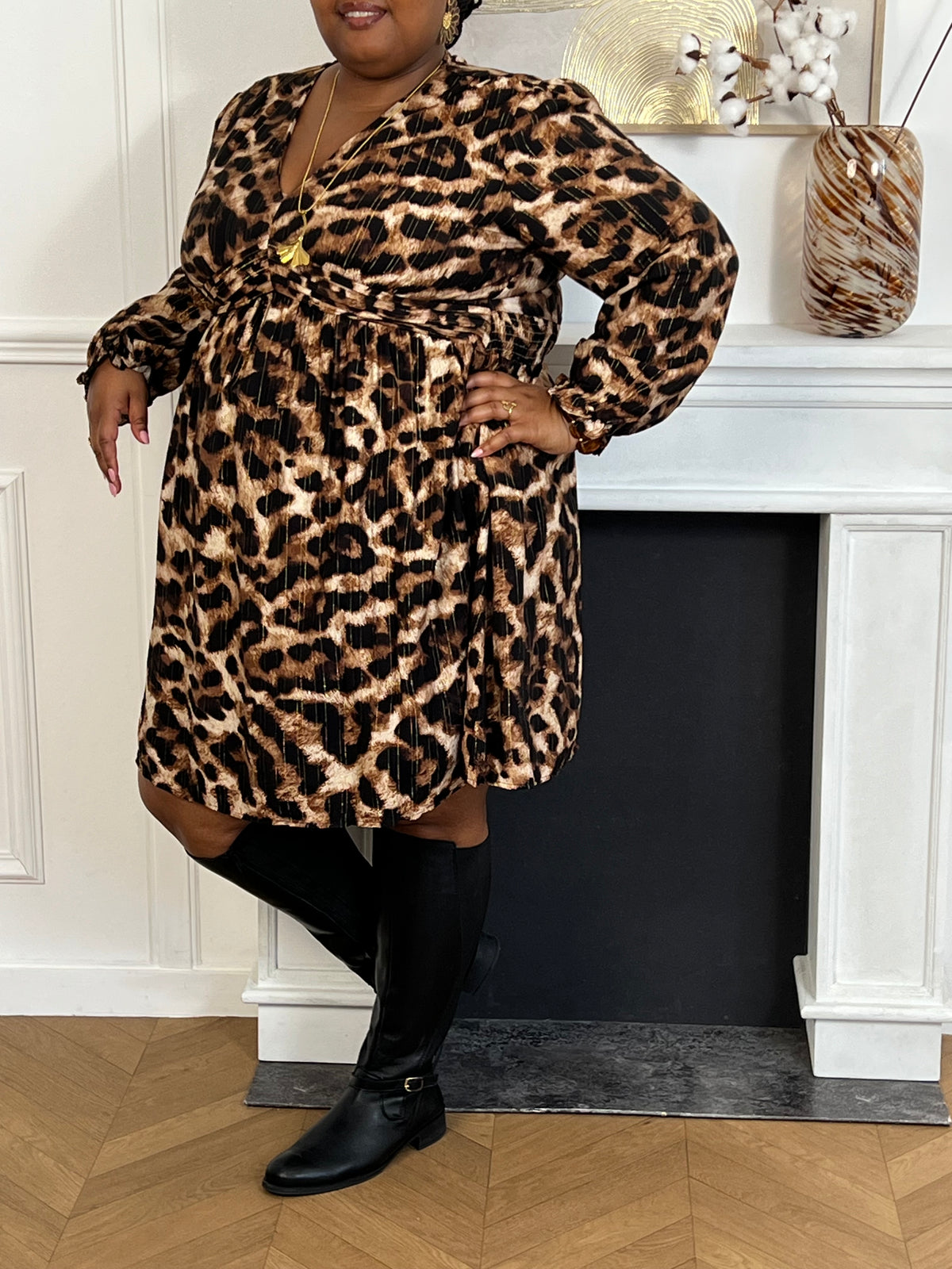 La robe courte Line, conçue pour les grandes tailles, combine un motif léopard dynamique avec un design confortable. Sa taille élastique au dos assure un maintien adapté, tandis que les manches longues avec volants aux poignets apportent une touche élégante et féminine.