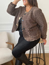 Chic et audacieuse, cette veste marron se démarque par son pourtour souligné d’une fine bande léopard, subtile touche de caractère. Pratique et élégante, elle est dotée de deux poches à l’avant et s’agrémente d’épingles amovibles dorées, offrant la possibilité de personnaliser votre look au gré de vos envies.
