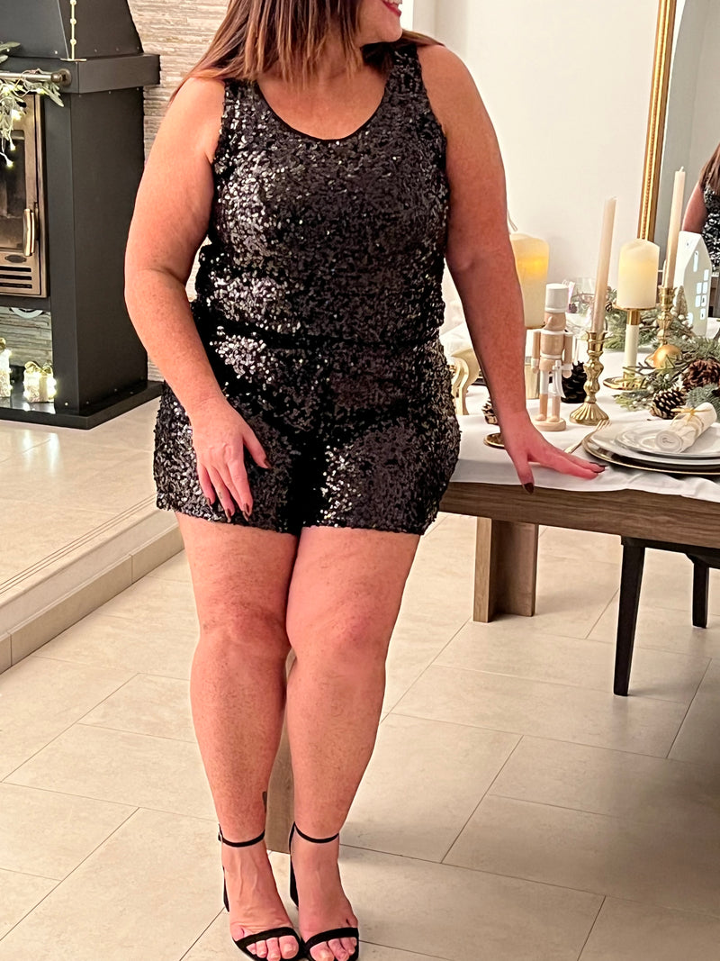 Le top Charlize en noir sublime votre silhouette avec ses sequins noirs scintillants. Sans manches et col rond, ce top grande taille offre élégance et confort grâce à sa doublure intérieure. Une pièce intemporelle pour briller en toute confiance.