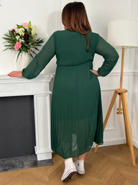 Robe longue plissée vert sapin, élégante et fluide. Son tombé raffiné sublime la silhouette, parfaite pour une allure chic et intemporelle.