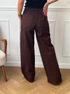 Découvrez notre jean marron coupe Studs Wide Leg, un modèle tendance avec des détails de clous élégants sur les côtés. Ce jean allie confort et style grâce à ses 2 poches avant, 2 poches arrière et ses passants pour ceinture. Sa coupe moderne et sa couleur marron intemporelle en font une pièce unique à intégrer à votre dressing.