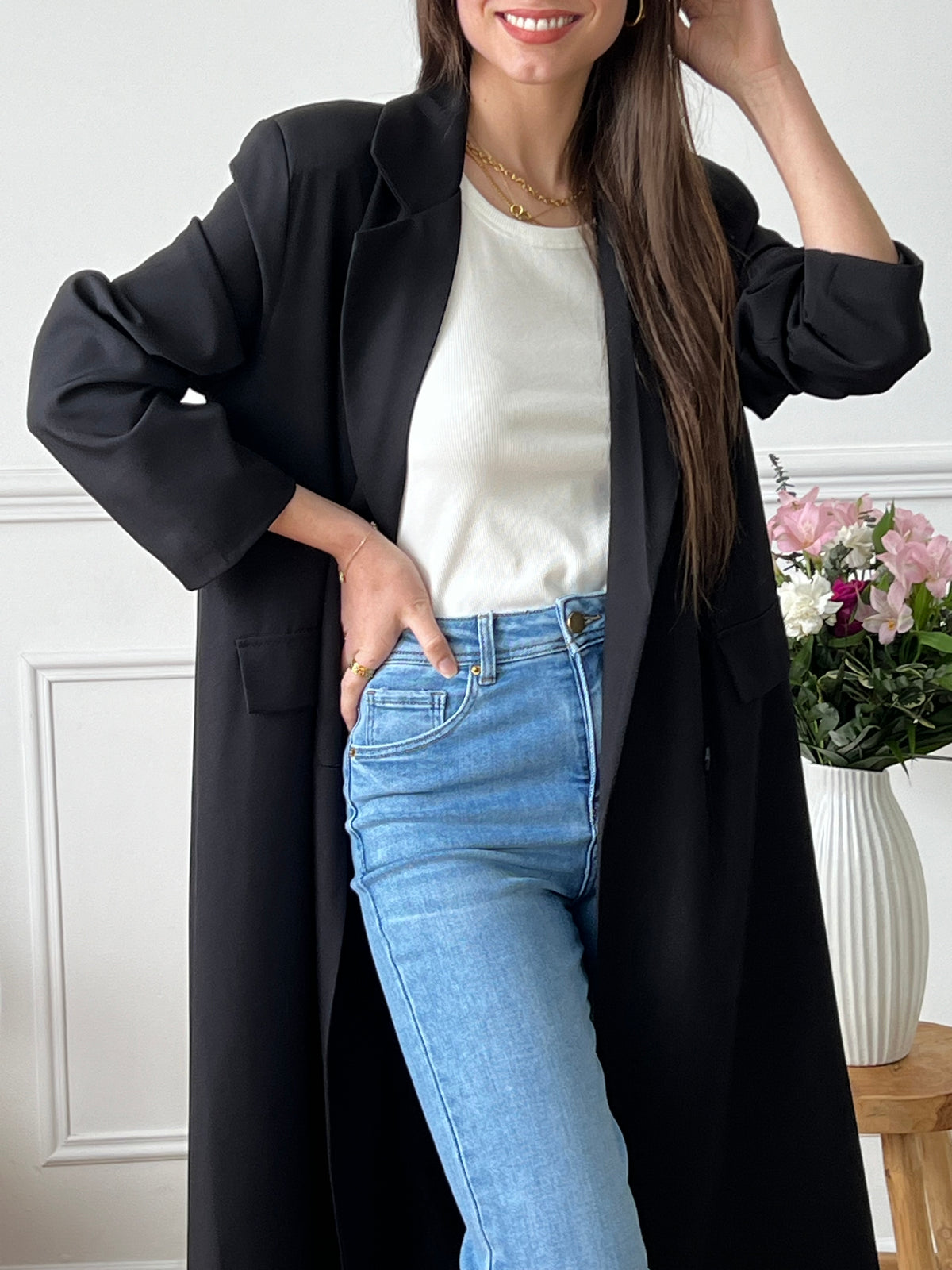 Le manteau noir Amiya est conçu spécialement pour les femmes en quête de confort et de style. Avec sa longueur parfaite, il offre une allure élégante sans compromettre le confort. Parfait pour toutes les occasions, ce manteau est un indispensable de votre garde-robe.