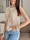 Rejoignez la tendance du crochet avec le top sans manches Liyah ! Avec son col rond et ses boutons sur la longueur, ce top apporte une touche vintage et bohème à votre garde-robe.