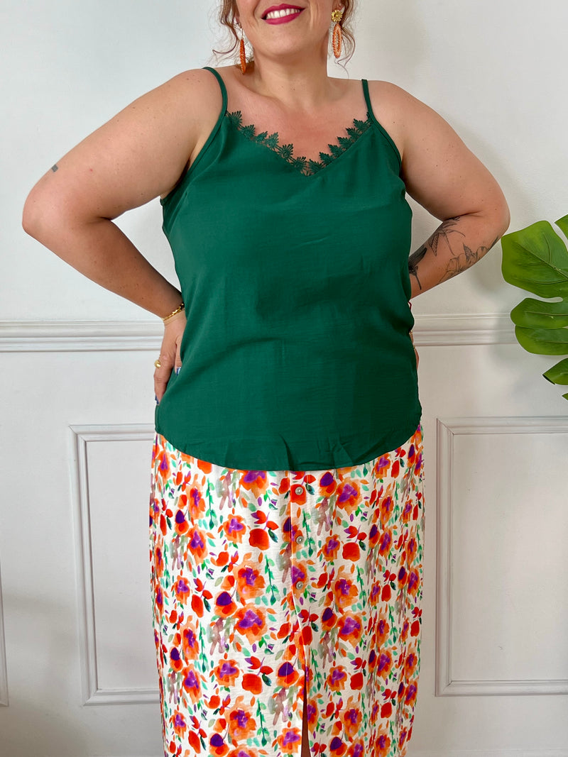 Découvrez le top vert foncé avec broderie Alexina pour femme! Le détail brodé ajoute une touche de sophistication à ce top élégant. Son design flatteur mettra en valeur votre silhouette.