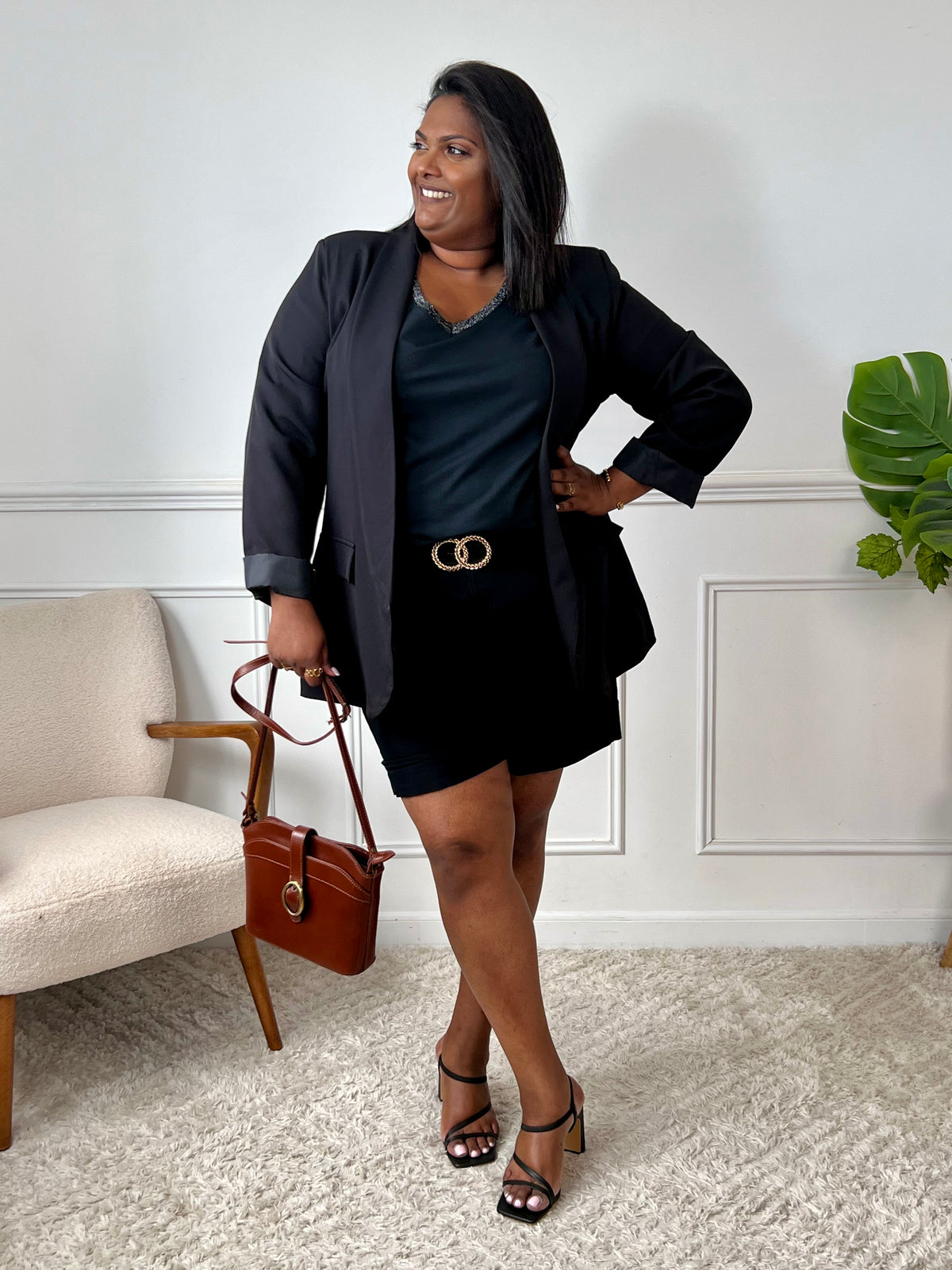 Ce short noir grande taille Elane offre une coupe ample pour un confort optimal. Il est équipé de deux poches latérales pratiques, de passants pour ceinture et d’une taille élastique au dos qui s’adapte parfaitement à votre silhouette.&nbsp;