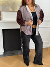 La chemise Madeline allie confort et style grâce à ses manches longues marron, sa coupe plus longue à l’arrière et ses détails léopard sur la poche, le dos et le col. Les poignets resserrés et les boutons sur toute la longueur assurent une tenue soignée au quotidien.