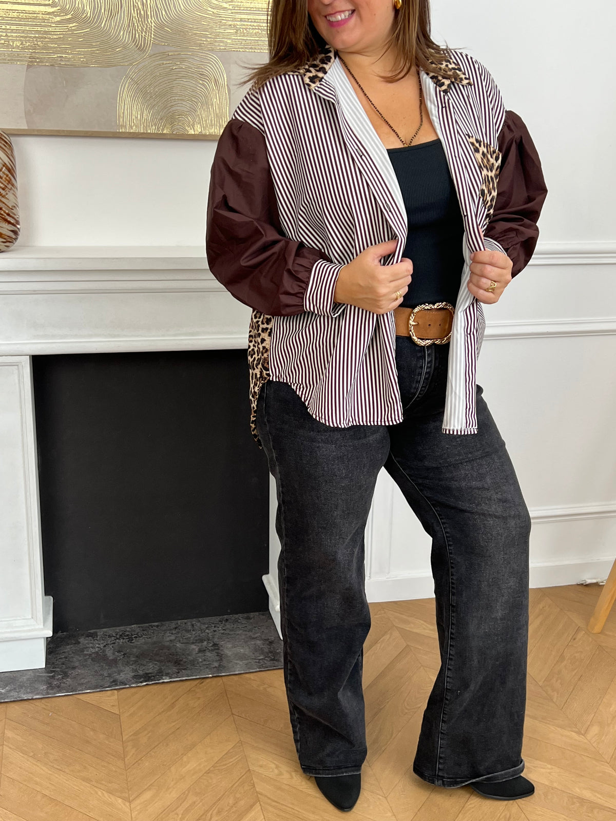 La chemise Madeline allie confort et style grâce à ses manches longues marron, sa coupe plus longue à l’arrière et ses détails léopard sur la poche, le dos et le col. Les poignets resserrés et les boutons sur toute la longueur assurent une tenue soignée au quotidien.