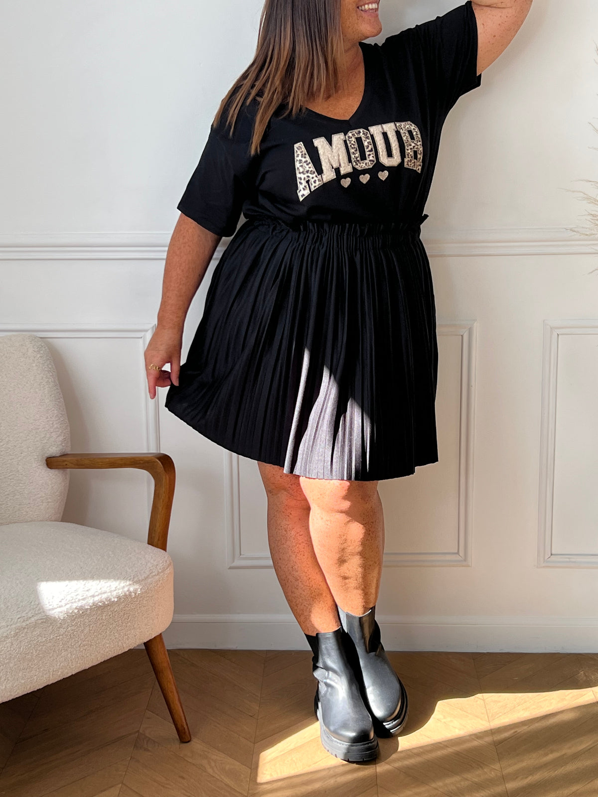 Cette jupe courte grande taille Kenize allie confort et style avec sa taille élastique qui s’adapte parfaitement à votre silhouette. Sa coupe plissée apporte une touche d’élégance tout en offrant une grande liberté de mouvement. En noir, elle se marie aisément avec de nombreuses tenues pour un look à la fois chic et décontracté.