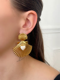 Gold earrings: Sanas