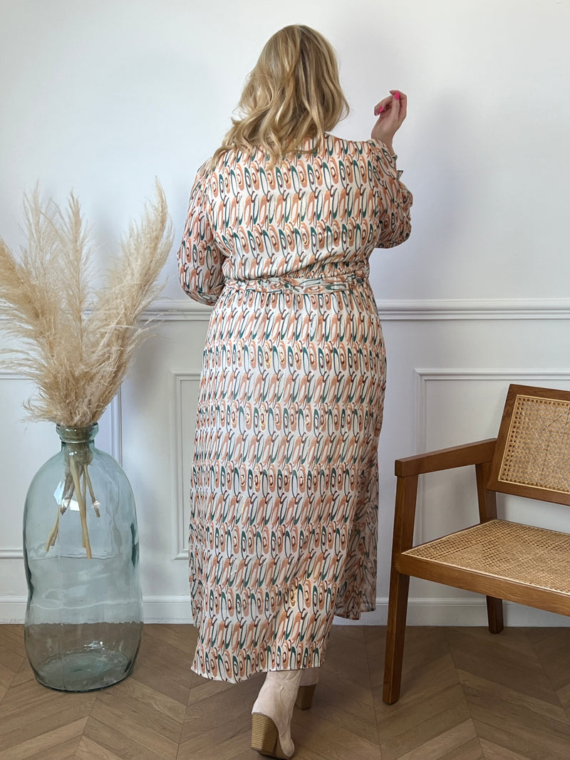 Découvrez notre robe longue beige à motifs Curve : Catia. Avec son col cache coeur et bouton, ses manches longues, sa ceinture amovible et sa taille élastique, cette robe offre un style élégant et confortable. Idéale pour toutes occasions, mettez en valeur votre silhouette tout en restant tendance.