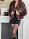 Cette veste marron "Celya" allie élégance et confort avec son style fausse fourrure douce et ses manches longues, parfaites pour vous garder au chaud. Les deux points d'accroche sur le devant assurent un maintien pratique tout en valorisant votre silhouette.