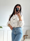 La chemise écrue Angele est à la fois chic et décontractée. Avec ses manches longues, ses boutons sur la longueur et ses broderies fleuries originales, elle saura ajouter une touche de fantaisie à votre tenue.