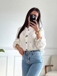 La chemise écrue Angele est à la fois chic et décontractée. Avec ses manches longues, ses boutons sur la longueur et ses broderies fleuries originales, elle saura ajouter une touche de fantaisie à votre tenue.