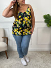 Ce top fluide grande taille allie confort et style avec son imprimé citron et jonquilles aux tons jaune et vert. Son col V féminin est souligné par de jolis boutons noirs factices. Les bretelles réglables s’adaptent à toutes les morphologies et l’élastique au dos assure un maintien parfait. Idéal pour apporter une touche fraîche et estivale à vos tenues.