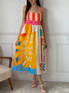 Cette robe longue à motifs Havane allie confort et style avec ses bretelles fixes et son col carré devant et derrière. Son élastique au dos assure un ajustement parfait, tandis que ses couleurs vives et ses inscriptions apportent une touche joyeuse à votre tenue.&nbsp;