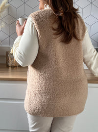 Gilet beige sans manches effet moumoute
Gilet
Sans manches
2 poches à l'avant
Moumoute
Boutons sur la longueur
Couleur : beige