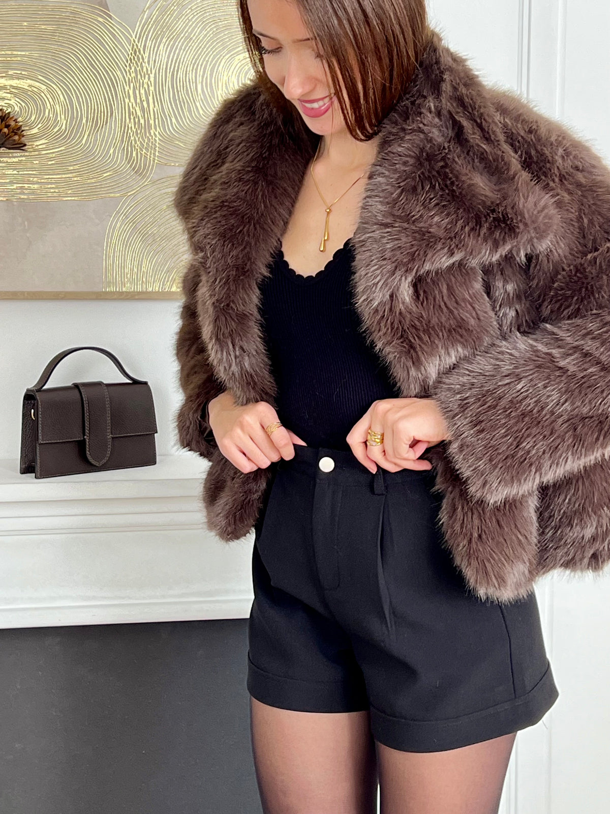 Cette veste marron "Celya" allie élégance et confort avec son style fausse fourrure douce et ses manches longues, parfaites pour vous garder au chaud. Les deux points d'accroche sur le devant assurent un maintien pratique tout en valorisant votre silhouette.