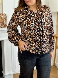 Chemise fluide à motif léopard, ajourée sur le devant et aux manches pour une touche élégante et moderne. Son col montant et ses manches longues lui confèrent une allure chic, idéale pour toutes les occasions. Ses nuances de marron, beige et noir s’accordent facilement pour un style à la fois tendance et raffiné.