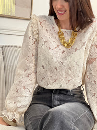 Délicate et féminine, cette blouse en broderie beige séduit par ses jolis détails et ses boutons élégants dans le dos. Une pièce tout en douceur, idéale pour un look chic et intemporel.