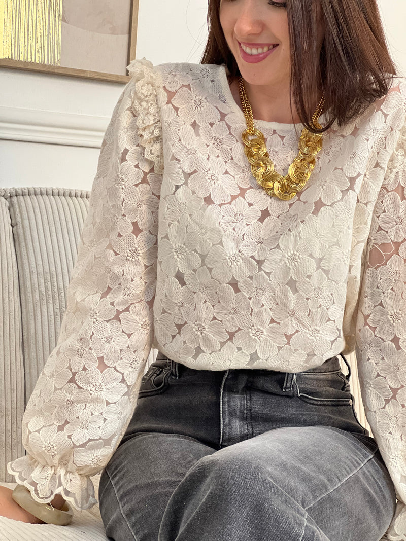 Délicate et féminine, cette blouse en broderie beige séduit par ses jolis détails et ses boutons élégants dans le dos. Une pièce tout en douceur, idéale pour un look chic et intemporel.