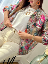 Apportez une touche de dynamisme à votre garde-robe avec la veste colorée à motifs Camilia. Conçue dans un style bomber, elle offre un confort optimal grâce à ses manches longues et son élastique aux poignets et au bas de la veste.