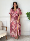 La robe longue Emie est conçue pour offrir confort et élégance aux grandes tailles. Ses manches courtes et son col en V mettent en valeur votre silhouette, tandis que l’élastique à la taille au dos assure un ajustement parfait.
