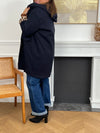 Découvrez notre manteau mi-long bleu marine élégant et tendance, orné de détails léopards sur la capuche et les manches. Pratique et confortable, il dispose de deux poches à l’avant et de boutons sur toute la longueur. Avec sa capuche et son style raffiné, il allie chaleur, originalité et modernité pour un look unique en toute saison.