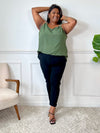 Top kaki grande taille pour femme – Ce top à bretelles non réglables présente un col rond, un détail soleil doré au niveau des épaules et une doublure à la poitrine. Sa coupe ample et son dos légèrement plus long offrent confort et élégance. Couleur kaki, facile à associer.