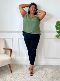 Top kaki grande taille pour femme – Ce top à bretelles non réglables présente un col rond, un détail soleil doré au niveau des épaules et une doublure à la poitrine. Sa coupe ample et son dos légèrement plus long offrent confort et élégance. Couleur kaki, facile à associer.